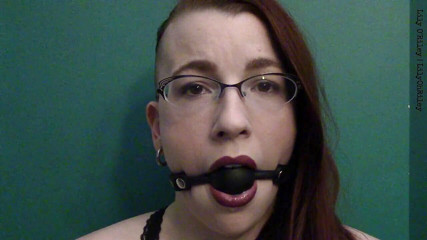 Lily O'Riley: Ballgag regarde