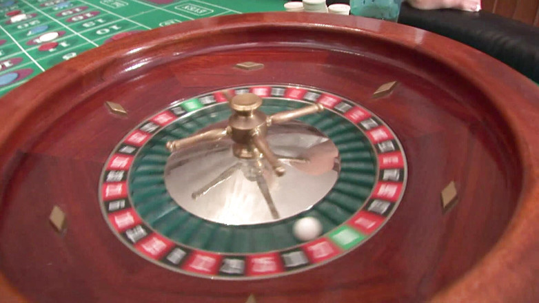 Cryptostudios: Des étudiantes sexy jouent à un jeu de roulette de strip-tease