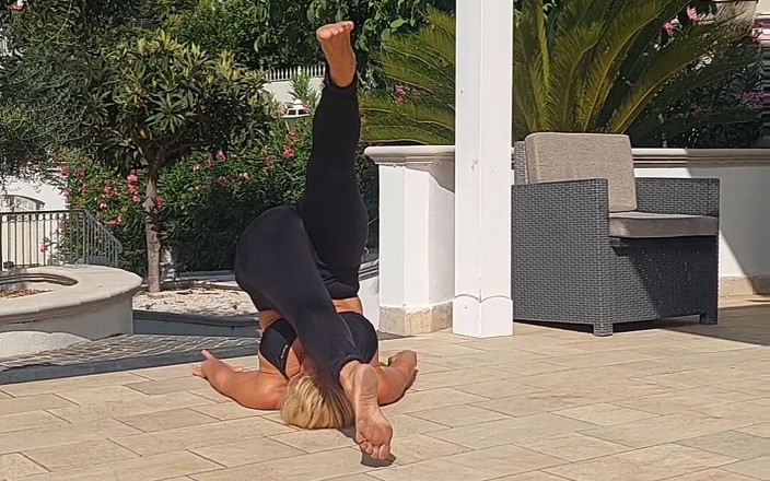 Selena701: Les étirements de yoga de Selena et l'adoration des pieds