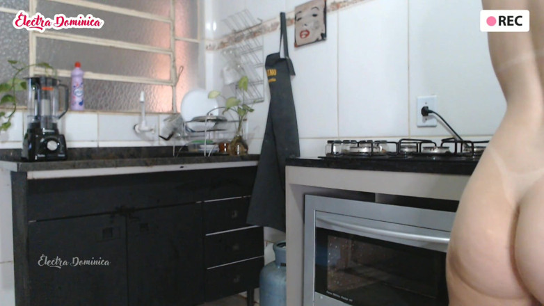 Curious Electra: Pembantu telanjang membersihkan dapur