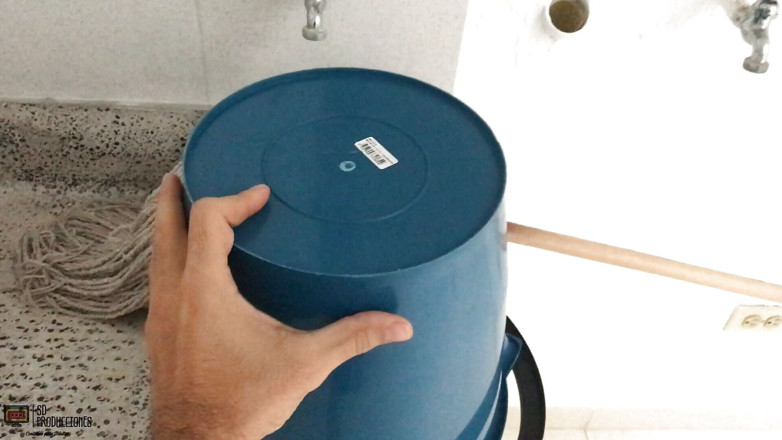 Emma vict: Encontrala en la ducha, la pongo para chupar y luego...