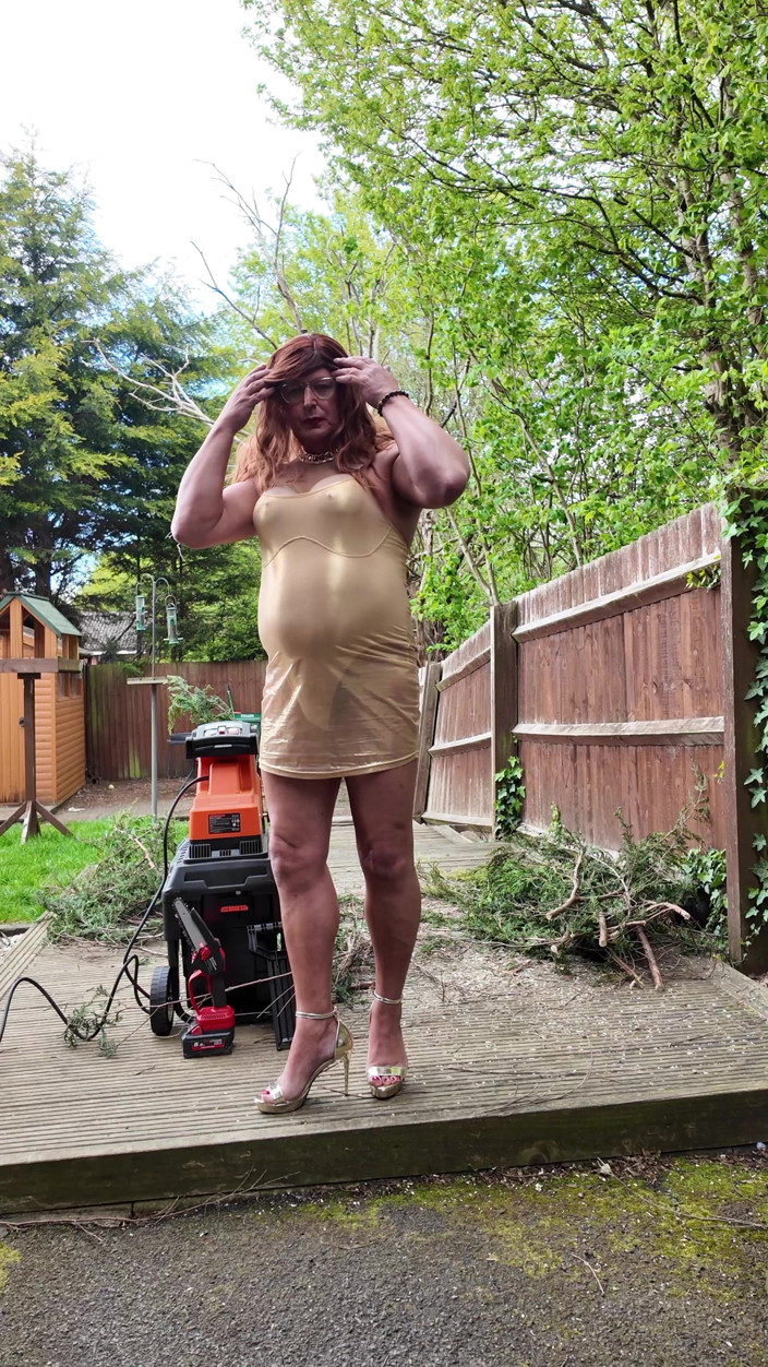Kellycd2022: Seksowny Crossdresser kellycd2022 w złotej sukience i szpilkach w ogrodzie