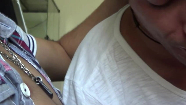 Gaybareback: Kevin wird von strait marrocain auf dem sofa gefickt