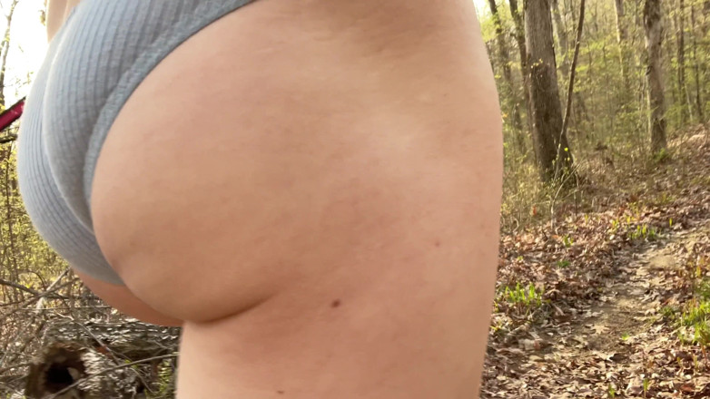 Little Butt: जब मैं पैंटीज में घूमता हूं तो मेरे बुलबुले कूल्हों को उछालते हुए देखें