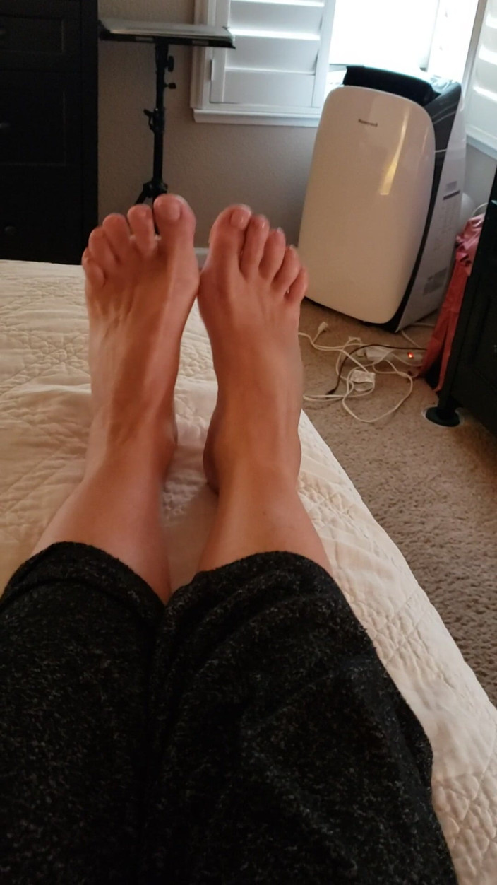 JessRyan: Oh não! Milf camgirl Jess Ryan problemas no pé
