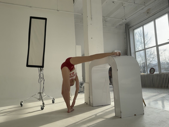 Skinny_lady69: FITNESSSTUDIO flexibles mädchen in roten shorts