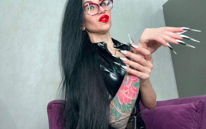 Julia domaina: De nieuwe nagelvorm is nog langer, scherpe stiletto's, lange vingers...