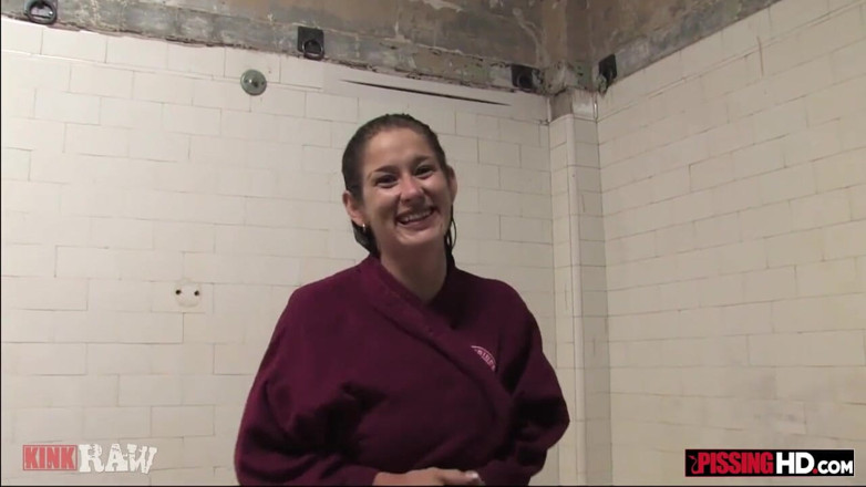 Pissing HD: Busty tóc vàng milf felony được một miệng của đi tiểu