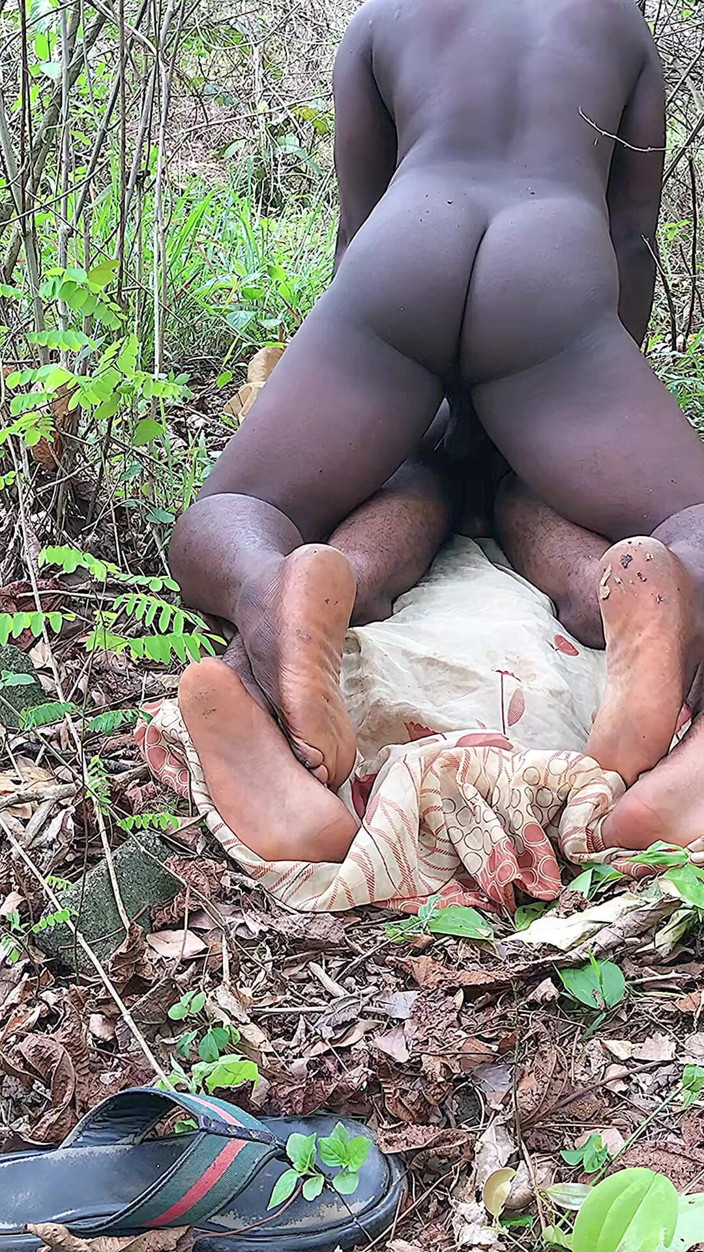 Sexylary: Un gros beau-père baise un jumelle dans la brousse