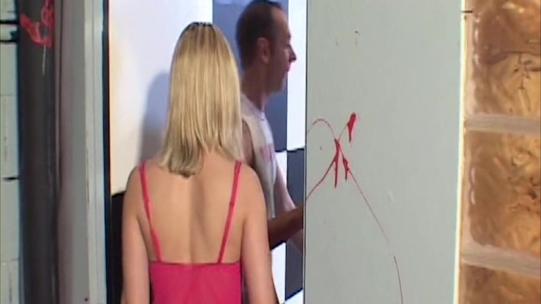 THAGSON RETRO: Une salope blonde trempée de pisse squirte dans la salle...