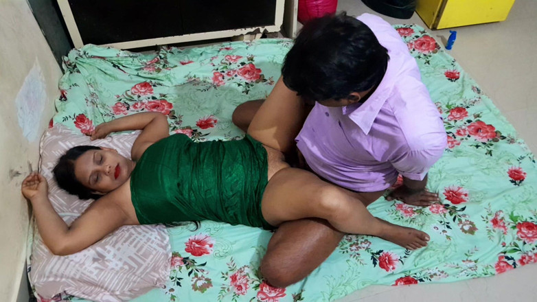 Hot Indian Aunty: 보짓물 가득한 거유 발정난 인도 주부