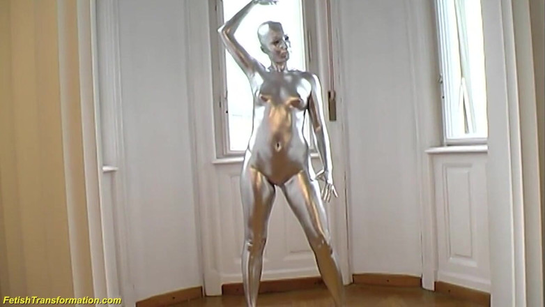 Fetish Islands: Des mannequins de statue chauves peints argentés posant
