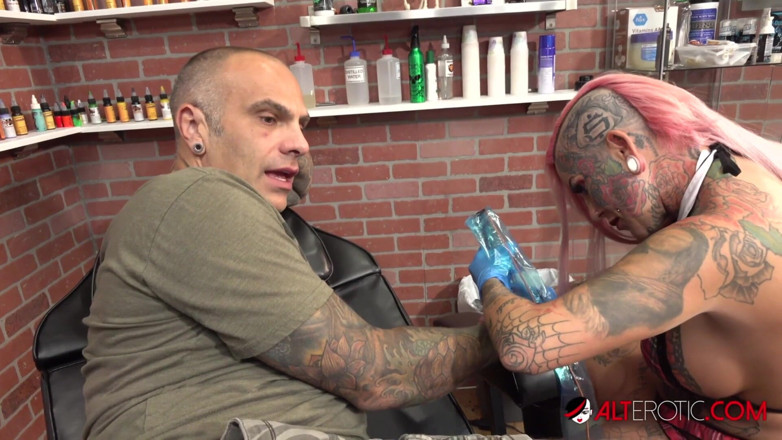 Alt Erotic: Dicke titten evilyn ink tattoos sascha und wird dann gefickt
