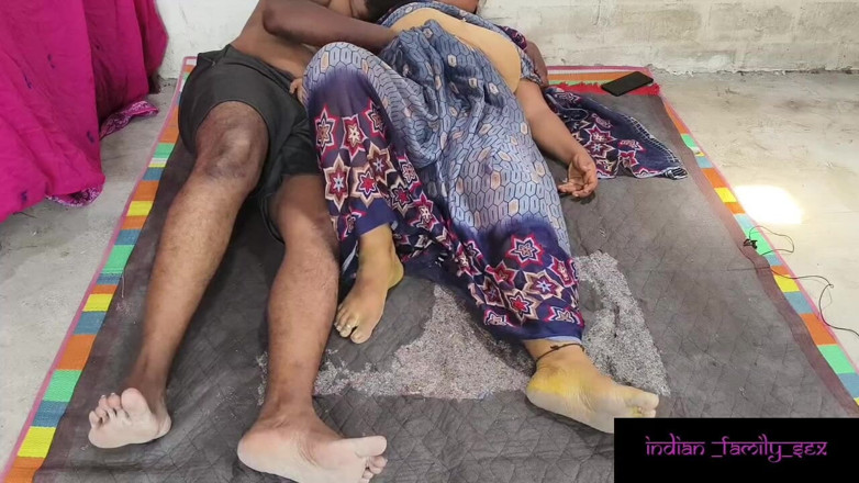 Indian IFS: Üvey anne ve üvey oğlu porno izliyor ve seks yapıyor