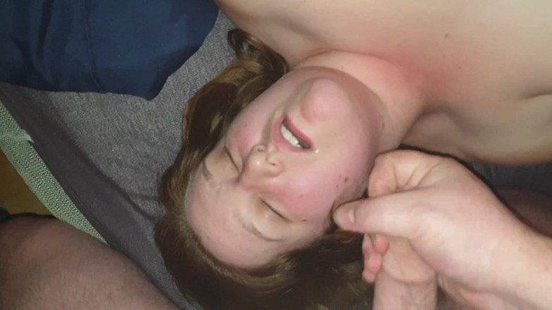 BBW Beth: BBW Beth šukání robertkem a výstřik na obličej