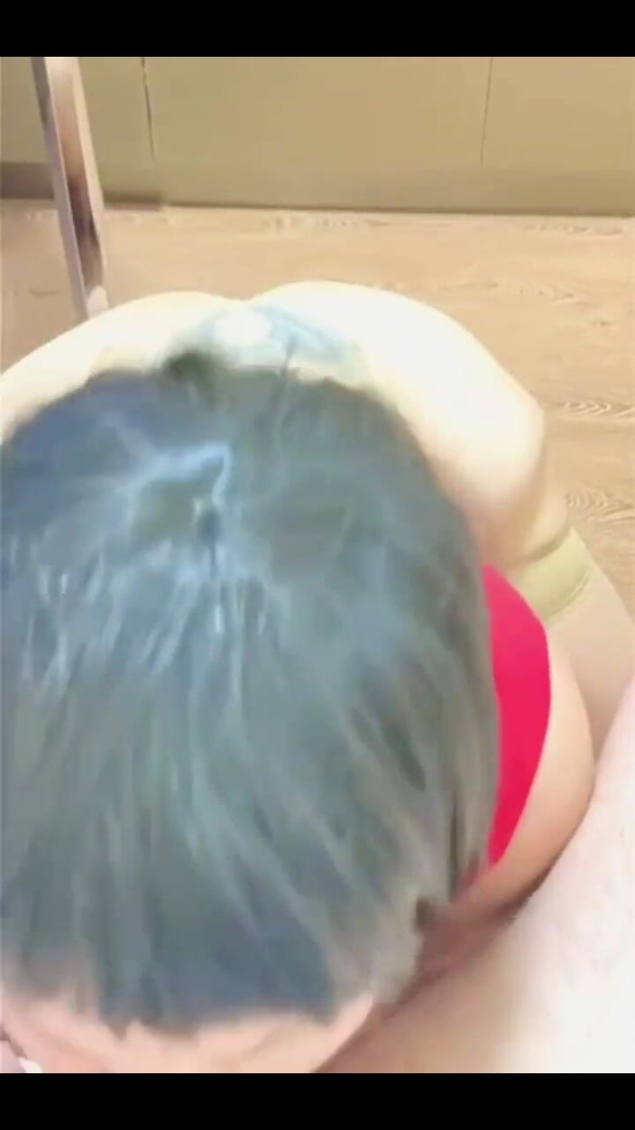 KarmenMilf: 继母给了她的继子她的大屁股，肛交