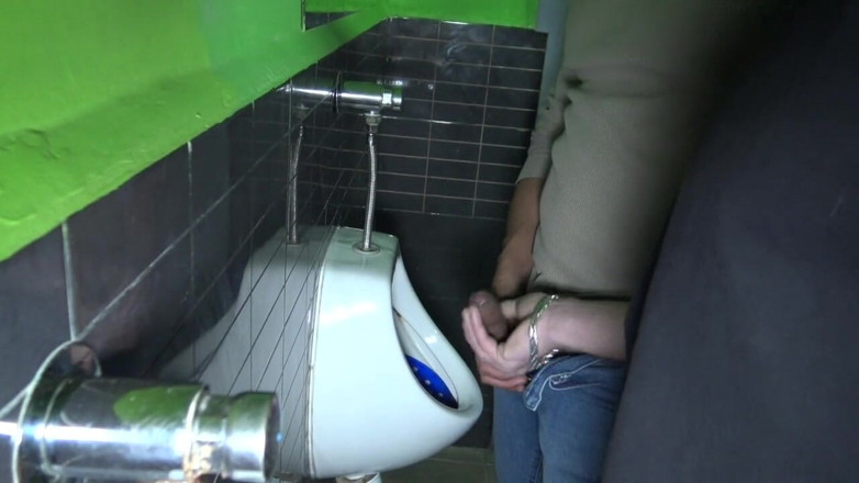 INTERRACIAL BAREBACK SEX: Pelacur disetubuhi barback oleh latino langsung di toilet