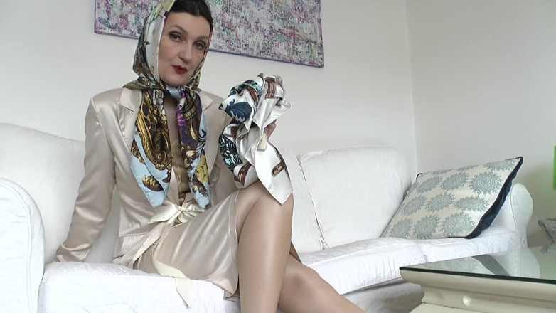 Lady Victoria Valente: ¡Hoy te masturbas en un pañuelo! Lady Victoria Valente