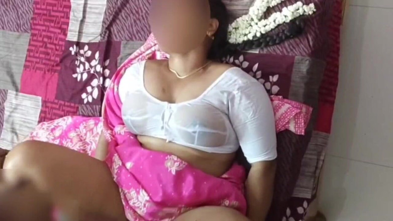 Black & white desicat: Oszukiwanie Desi Bhabhi w mokrej białej bluzce cycki odbijanie szybkie...