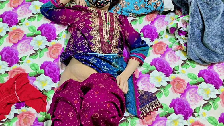 Faryal: Ditalino alla figa di un'indiana india
