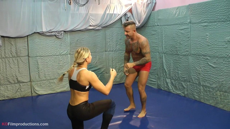 European Erotic Mixed Wrestling Club: सुनहरे बालों वाली लड़के से गंदी बात करती है क्योंकि वह अपने पतली पैरों को अपने चारों ओर लपेटती है