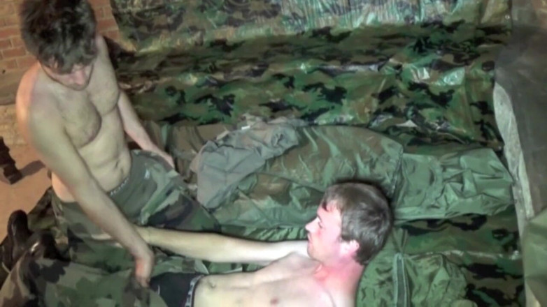 Crunch Boy: Gay usado por un niño militar en el sótano en...