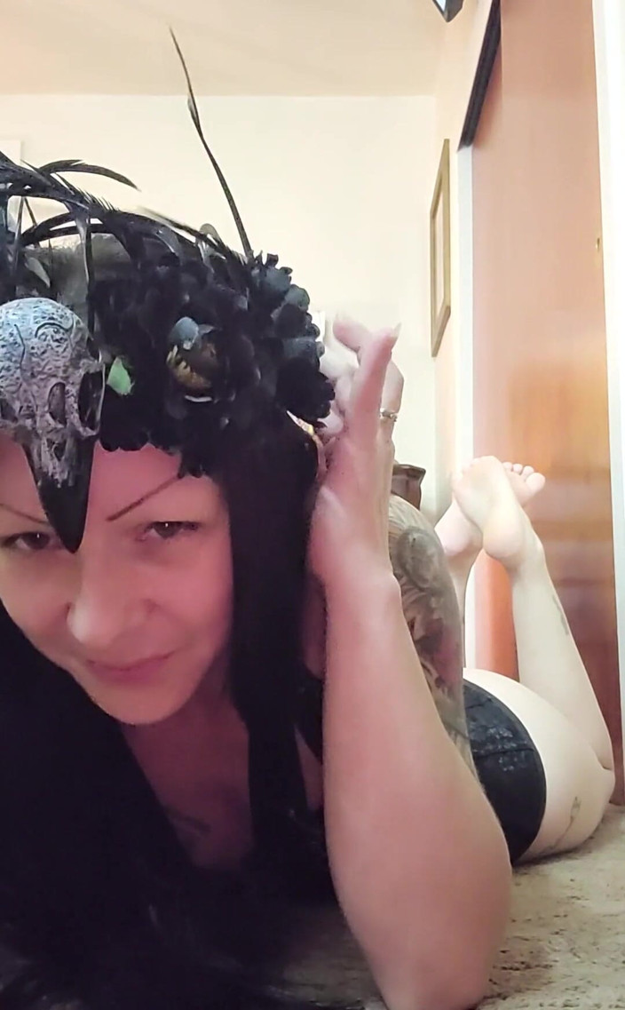 Raven Willow: Mmm Venerează-mi Picioarele și Curul. Trimite pentru că să știi că îți face...