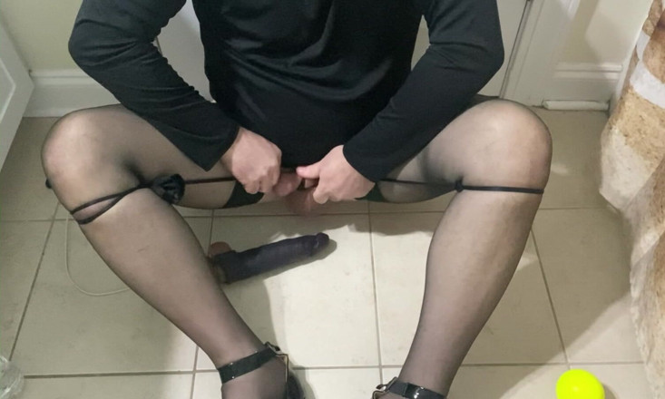 MadisonCD2025: Amateur mietje femboy travestiet bindt ballen en pik met netkousen