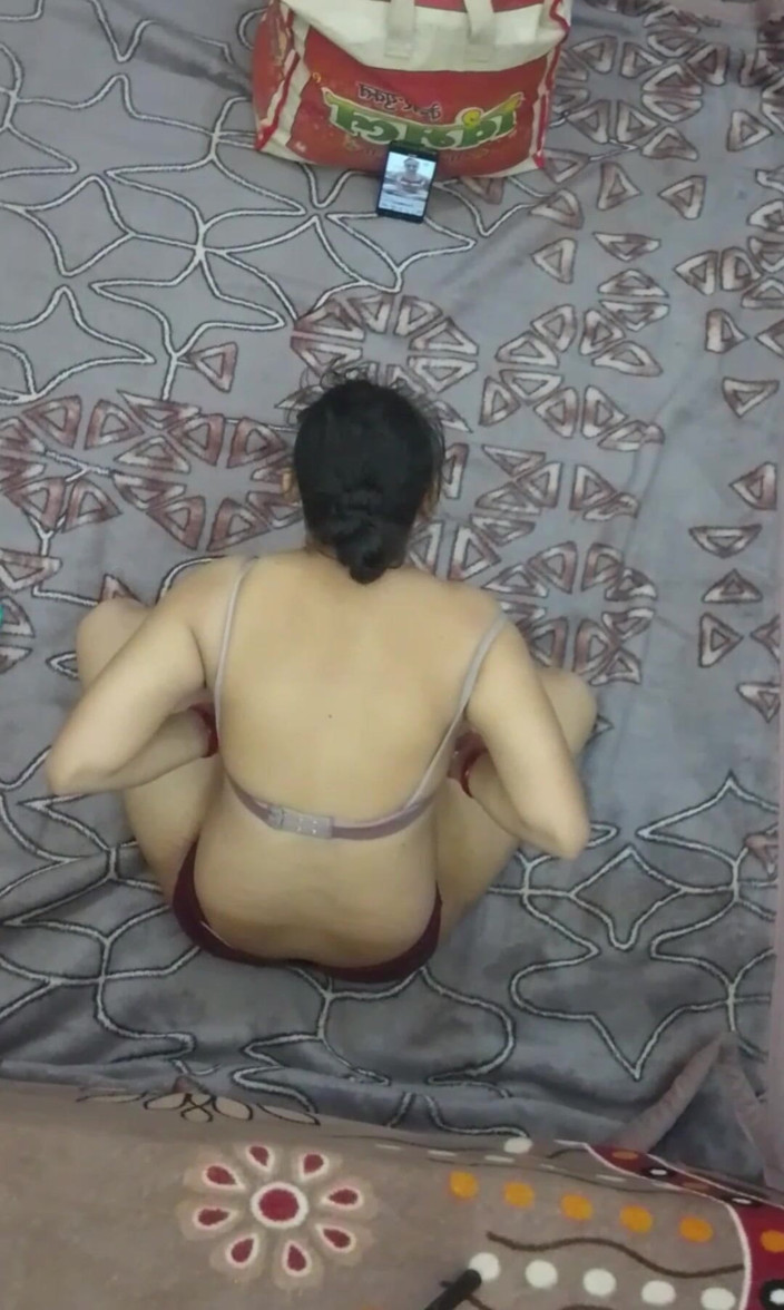 Khushboobhabi: Le voisin demandait à montrer sa chatte pendant un appel vidéo