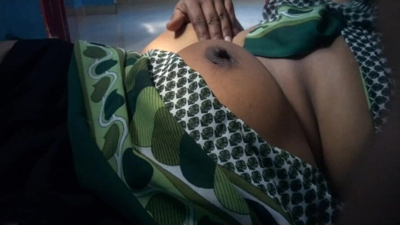 Tamil lesbian: Des seins tamouls sexy sucent une tatie musulmane