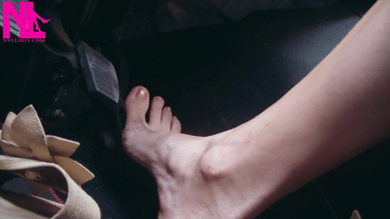 Nyllady: Crazy Barefoot - Mengepam Pedal Dengan Cara Tinggi