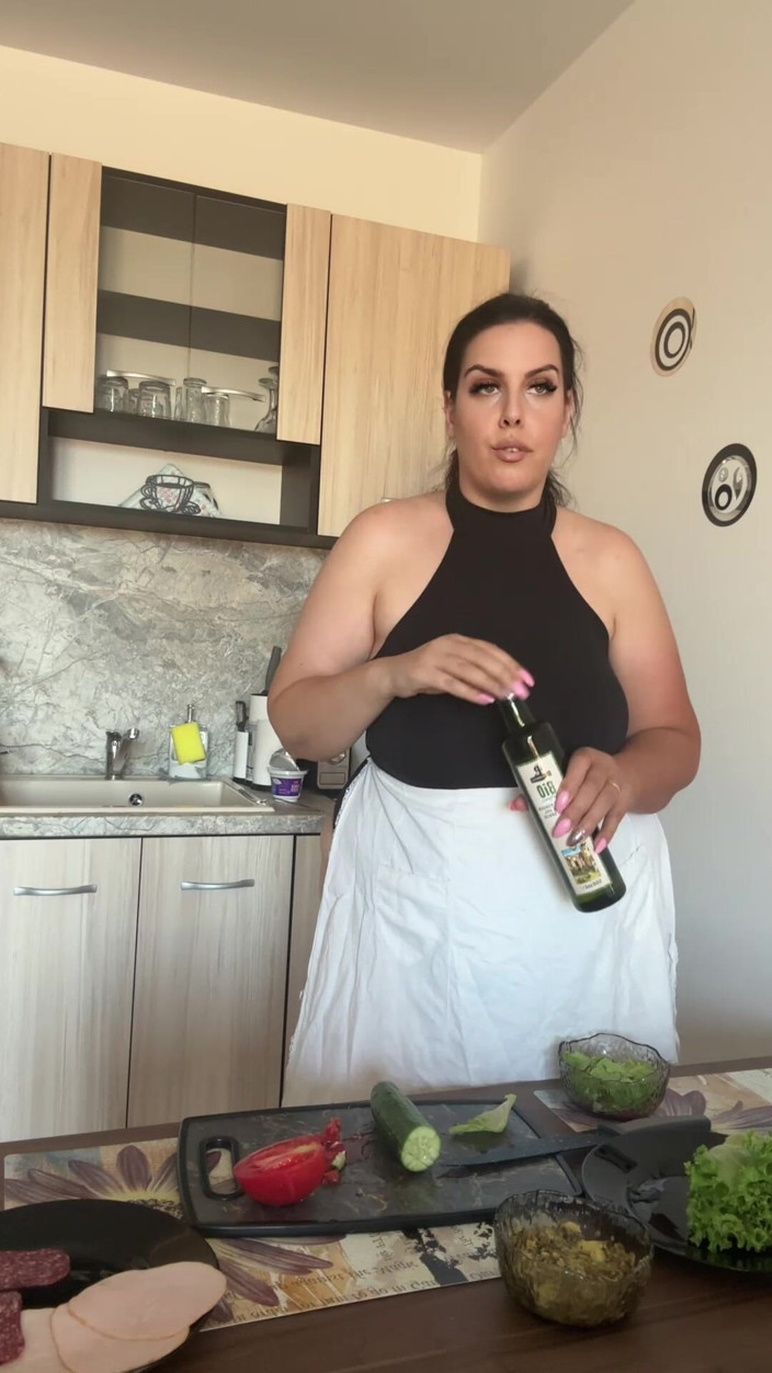 Young_strawberry: Üvey anne şeften felakete kadar yemek pişiriyor