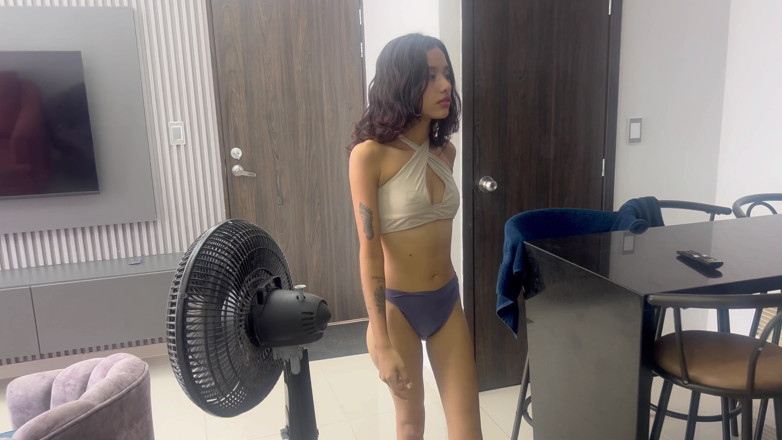 BritannySexxx: Ma demi-sœur entre dans ma chambre sans préavis. On a...
