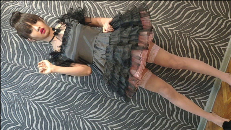 Ponny Letany: Une tapette sexy barbie en talons hauts et robe sexy