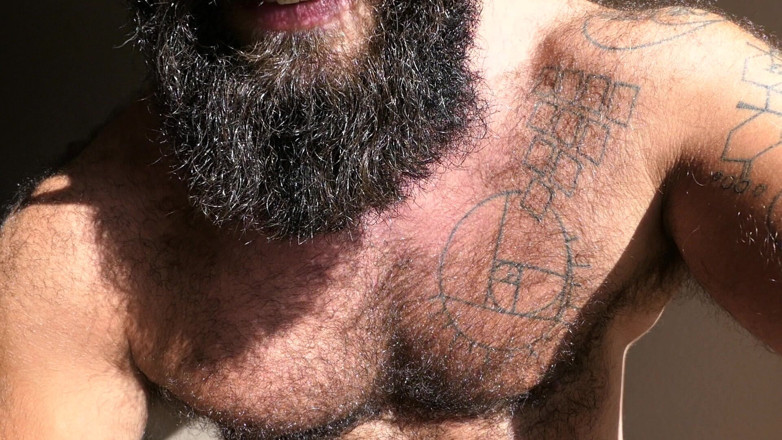 TripleXTransMan: 털이 무성한 근육 가슴을 과시하다