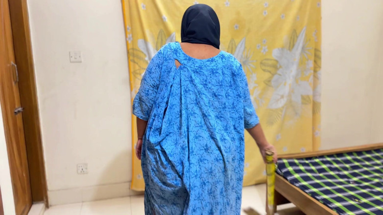 Aria Mia: Tante seksi indonesia dengan toket aduhai lagi bersihin kamarku sambil...