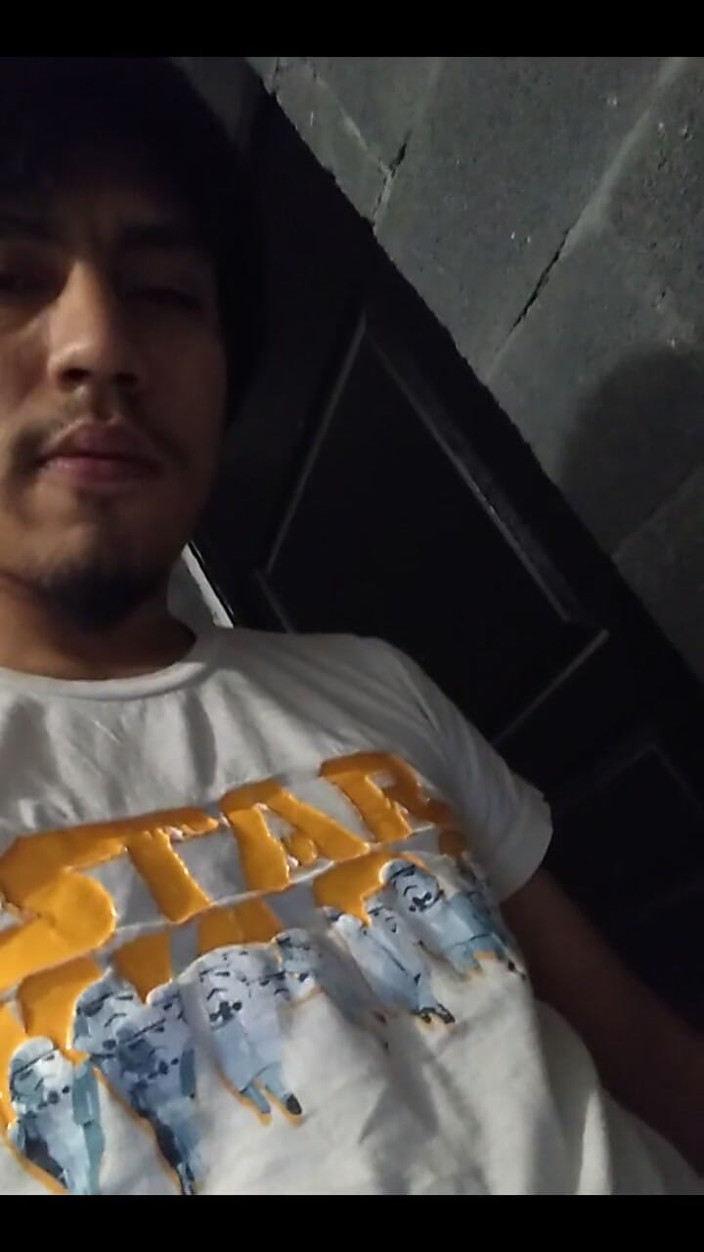AlexAlejandro13: Où tu me vois dans la salle de bain d’un...