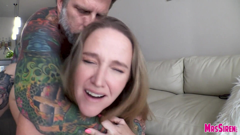 Siren XXX Studios: Tatuada garanhão fode esposa gordinha