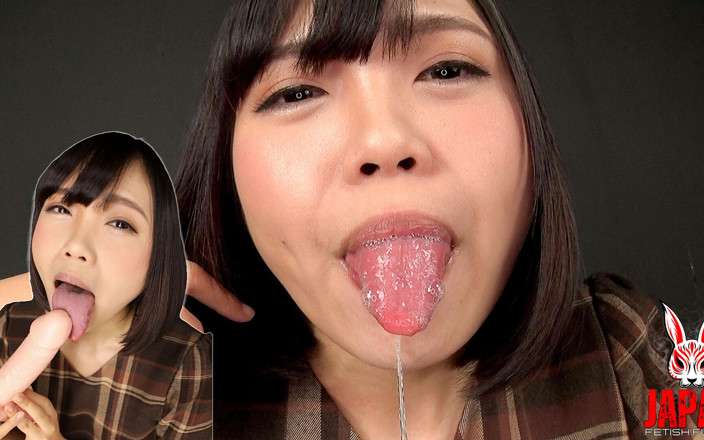 Japan Fetish Fusion: Неслухняний язик Іорі наповнює склянку слиною і облизує ділдо