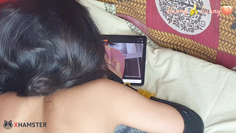 HunnyBunny: प्यारी कमसिन पोर्न देखते हुए पकड़ी गई, इसलिए मैं उसके साथ अपने विशाल लंड के साथ