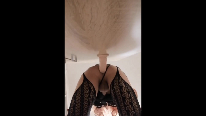 Sissy husband solo: Sissyhusband poseren en dildo 3