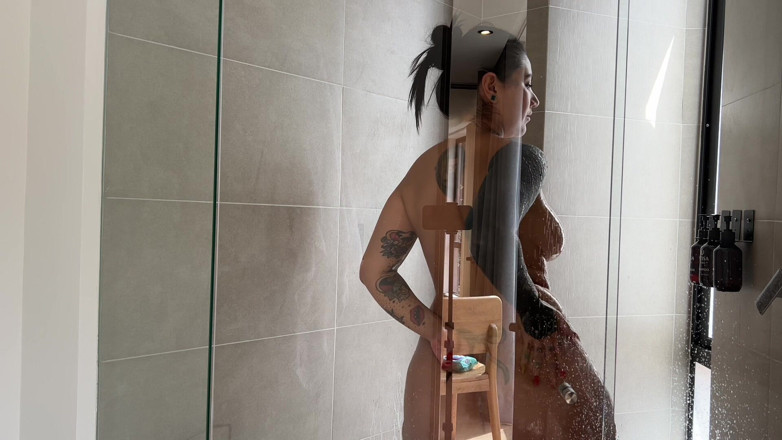 Andres Acosta: Bastidores com peituda latina tatuada, La Rola