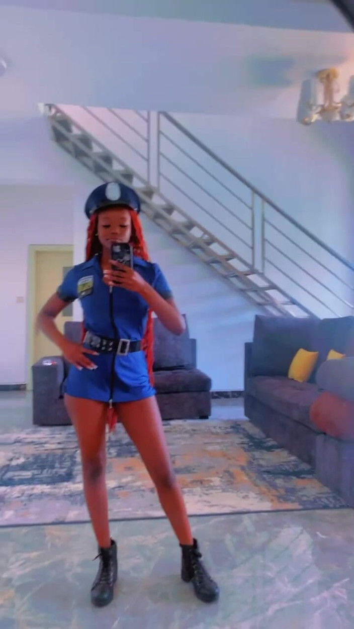 SEXXY-DAISY: Semua pria pengen ditahan