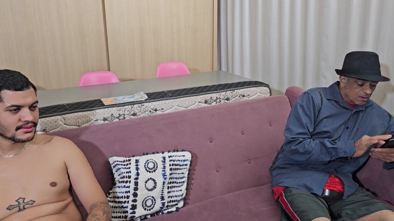 Agatha Mama: Jag, Agatha suger in medan styvpappan tar en tupplur – frus...