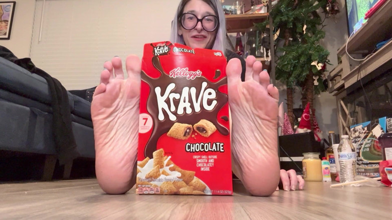 Peppermint Giantess: Velikost 16 nohou v porovnání s předměty každodenního života
