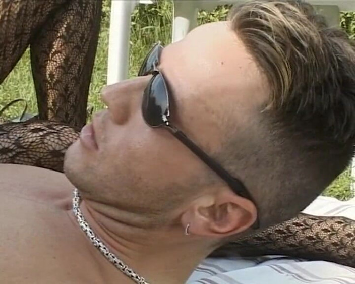 BB Video - Old School: Duitse amateur-tiener buitenshuis voetenbeurt met een hete blondine