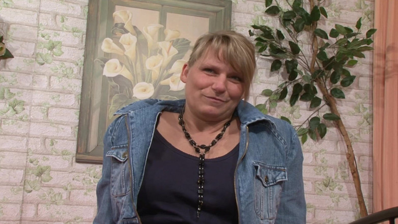 Deutsche XXX Filme: Vollbusige deutsche blondine fickt sich mit dildo