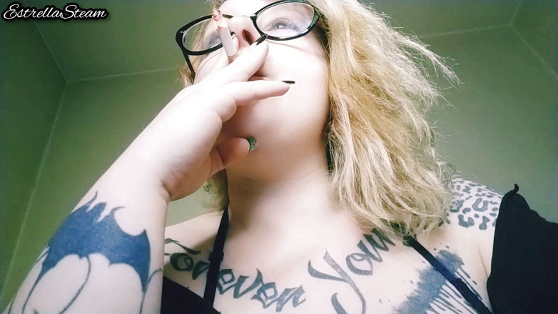 Estrella Steam: Une blonde fume une cigarette PAS DE SON