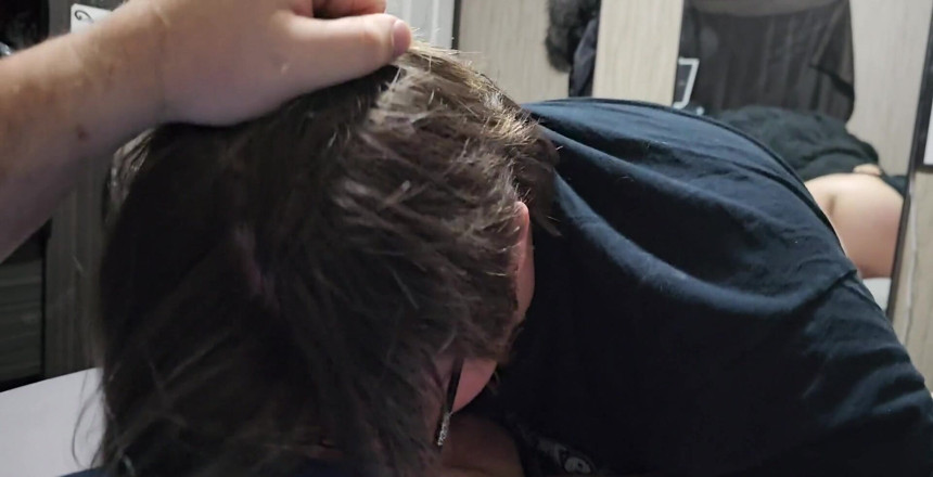Funhousewife69: Chupando a bunda do pau no espelho e ele fode...