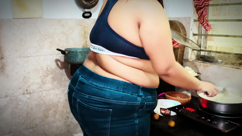 Aria Mia: 룸메이트에게 따먹힌 후 부엌에서 요리하는 동네 짱 드라이버 소녀 아침 루틴 시작